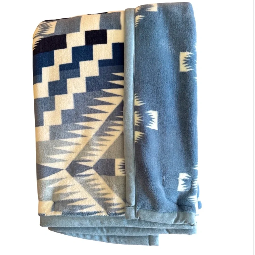 Pendleton Oversized Blue and White Geometric Blanket Throw 60”x80”
